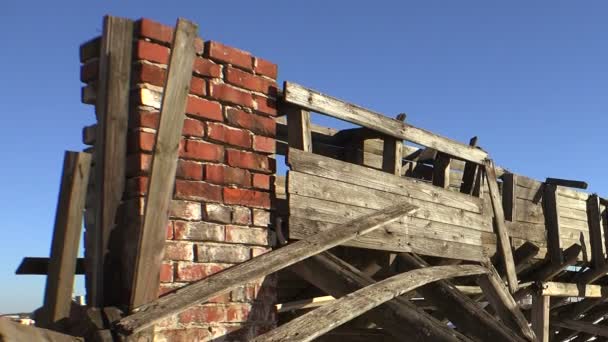 Ruinas y escombros de la antigua casa de ladrillo . — Vídeos de Stock