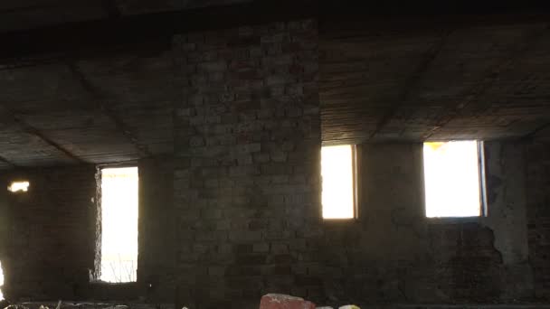 유적과 오래 된 벽돌 집의 파편. — 비디오