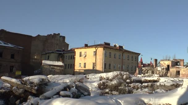 Ruiner og snavs af den gamle mursten hus . – Stock-video