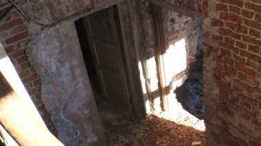 Kalıntıları ve eski tuğla ev enkaz.