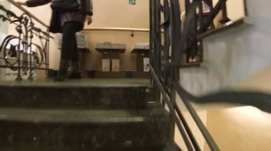 Bir kitapçı kitaplar raflara.