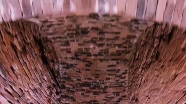 Koridorda Kalesi, tuğla duvarlar ve kemerler.