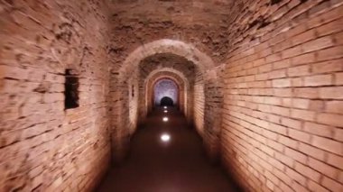 Koridorda Kalesi, tuğla duvarlar ve kemerler.