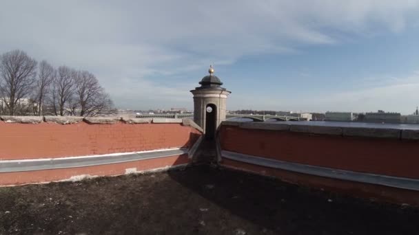 Wieża widokowa w fortecy Piotra i Pawła. — Wideo stockowe