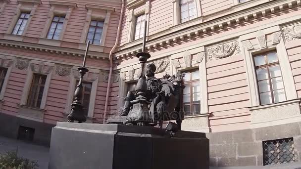Monument aan keizer paul i in het erf van het Mikhailovski kasteel. Sint-petersburg. — Stockvideo
