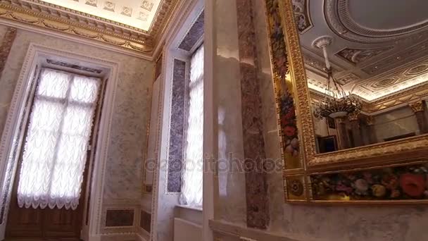 Underbara rum och interiörer av Mikhailovskij slottet i St Petersburg. — Stockvideo