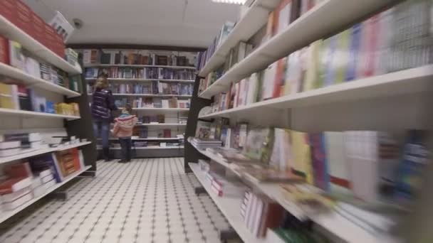 Prateleiras com livros em uma livraria . — Vídeo de Stock