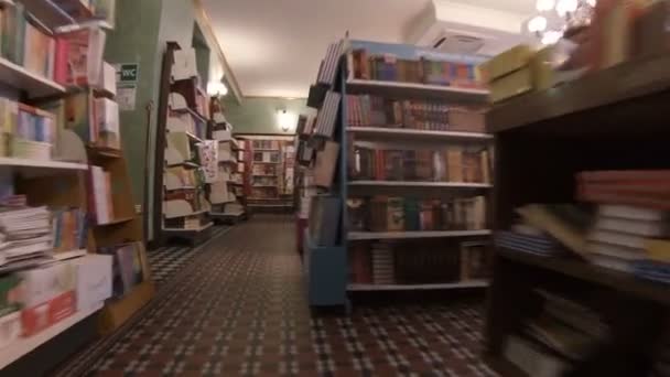 Hyllor med böcker i en bokhandel. — Stockvideo