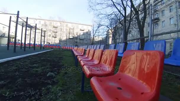 Sitzgelegenheiten für Zuschauer auf dem Spielplatz. — Stockvideo