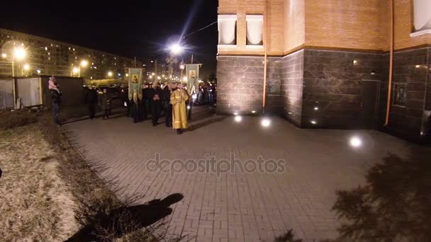 La procesión alrededor de la iglesia ortodoxa — Vídeos de Stock