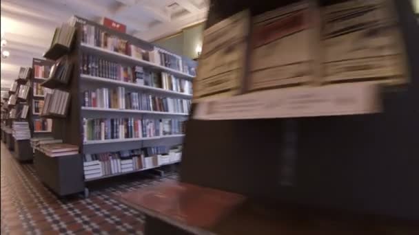 Scaffali con libri in libreria . — Video Stock