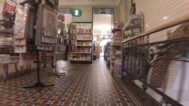 Hyllor med böcker i en bokhandel. — Stockvideo