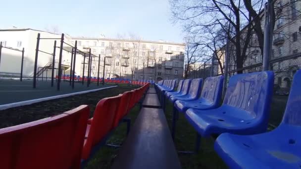 Sitzgelegenheiten für Zuschauer auf dem Spielplatz. — Stockvideo