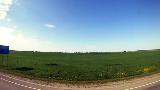 Fahrt auf der Autobahn entlang des Feldes — Stockvideo