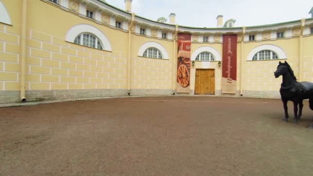 El patio en la ciudad de Pushkin con una escultura de un taxi — Vídeo de stock