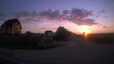 Araba ile seyahat. Günbatımı.