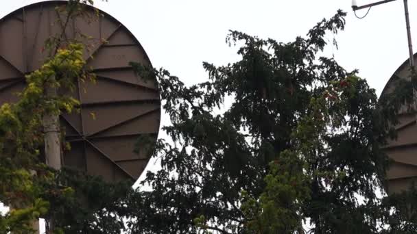 Anteny satelitarne na dachu. — Wideo stockowe