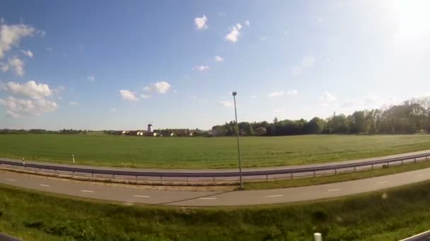 Viajar na estrada ao longo do campo — Vídeo de Stock