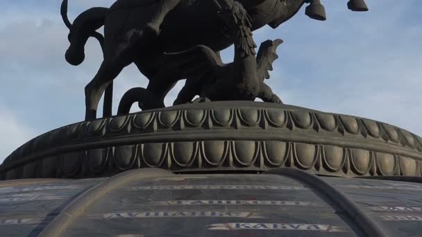 George Victorious. Escultura en la Plaza Manege de Moscú . — Vídeo de stock
