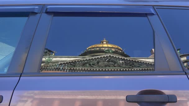 St. isaacs-katedralen. Reflektion i glas av bilen. 4k. — Stockvideo