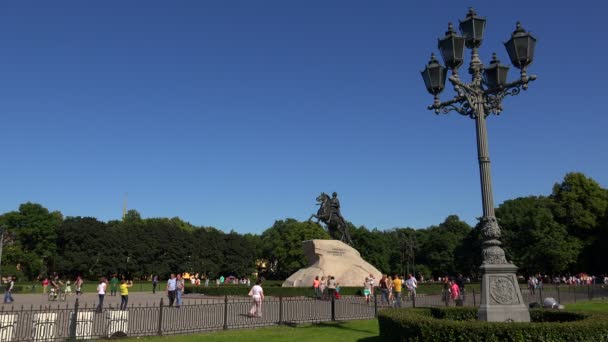 Monument à Pierre Ier sur la place du Sénat à Saint-Pétersbourg. Cavalier de bronze. 4K . — Video