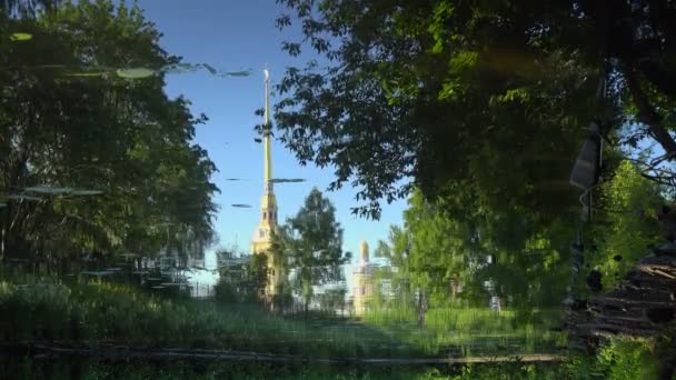 Spiran av fästningen Peter och Paul återspeglas i vattnet. Petersburg. 4k. — Stockvideo