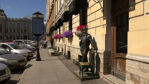 Monument voor Ostap Bender in Sint-Petersburg. 4k. — Stockvideo