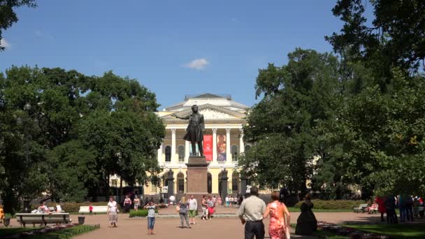 Πλατεία των τεχνών. Το μνημείο Pushkin. Το Saint-Petersburg. 4k. — Αρχείο Βίντεο