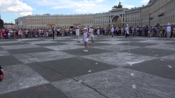 Żywe szachy. Plac Pałacowy. Saint-Petersburg. 4k. — Wideo stockowe