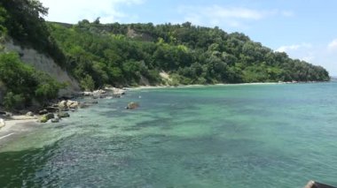 Plaj, deniz, dağ. 4k.