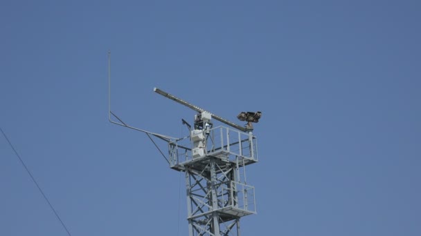 Antennák és a transzponder a tetőn. 4k. — Stock videók