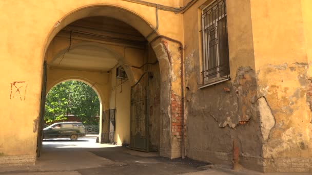 Vecchio cortile con arco a San Pietroburgo. 4K . — Video Stock