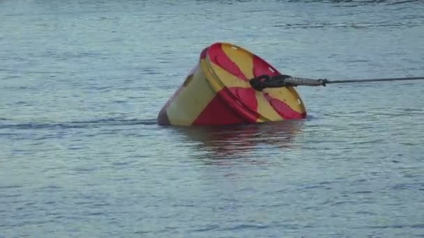 Буй у воді. 4-кілометровий . — стокове відео