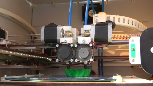 Робочий 3d принтер. 4-кілометровий . — стокове відео