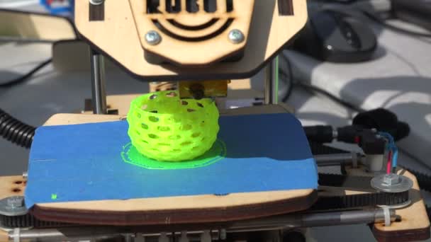 3D printerlere harcama maddeler çalışma. 4k. — Stok video