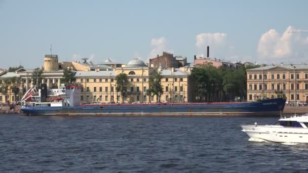 La péniche flotte sur la rivière. 4K . — Video