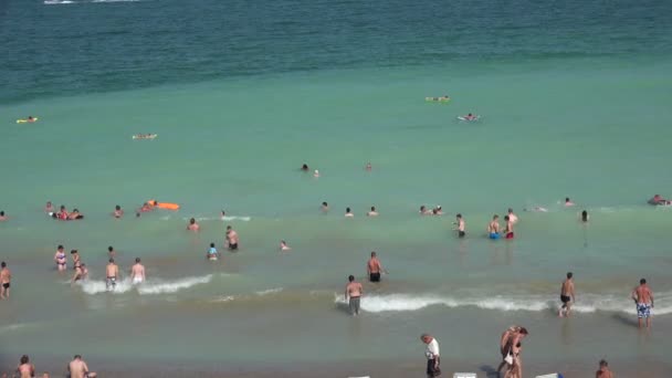 La gente se baña en el mar. 4K . — Vídeo de stock