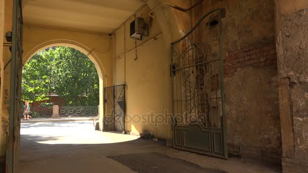 Antiguo patio con arco en San Petersburgo. 4K . — Vídeos de Stock