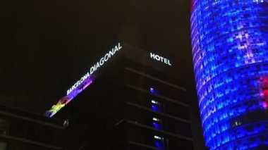 Barcelona'da Torre Agbar. İspanya. Gece.