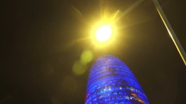 Barcelona'da Torre Agbar. İspanya. Gece.