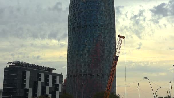 Barcelona 'daki Torre Agbar. İspanya. — Stok video