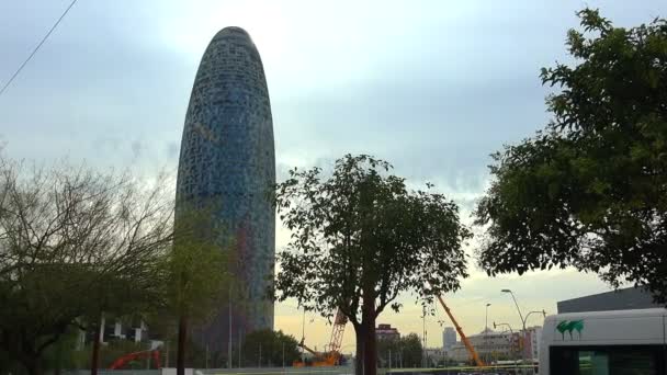 Barcelona 'daki Torre Agbar. İspanya. — Stok video