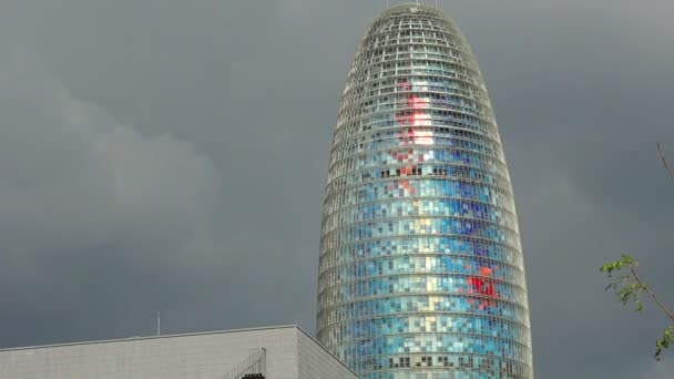 Barcelona 'daki Torre Agbar. İspanya. — Stok video