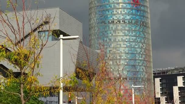 Torre Agbar en Barcelona. España. — Vídeos de Stock