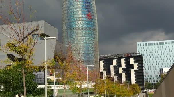 Torre Agbar Barcelonában. Spanyolország. — Stock videók