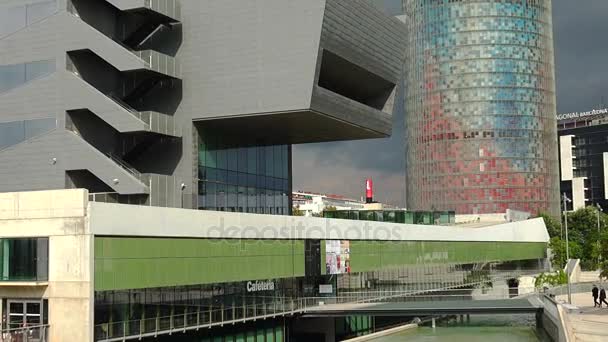 Barcelona 'daki Torre Agbar. İspanya. — Stok video