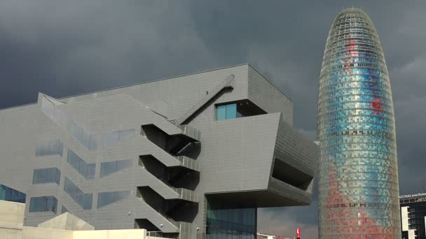 Torre Agbar en Barcelona. España. — Vídeos de Stock