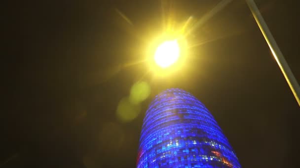 Torre Agbar en Barcelona. España. Noche. . — Vídeos de Stock