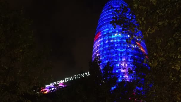 Torre Agbar v Barceloně. Španělsko. Noční. — Stock video