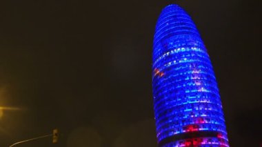 Barcelona'da Torre Agbar. İspanya. Gece.